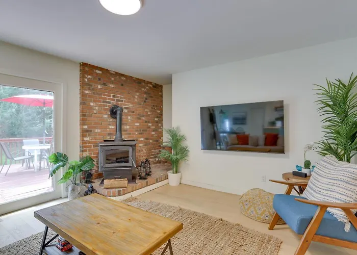 Charming Swan Lake Apartment With Deck!