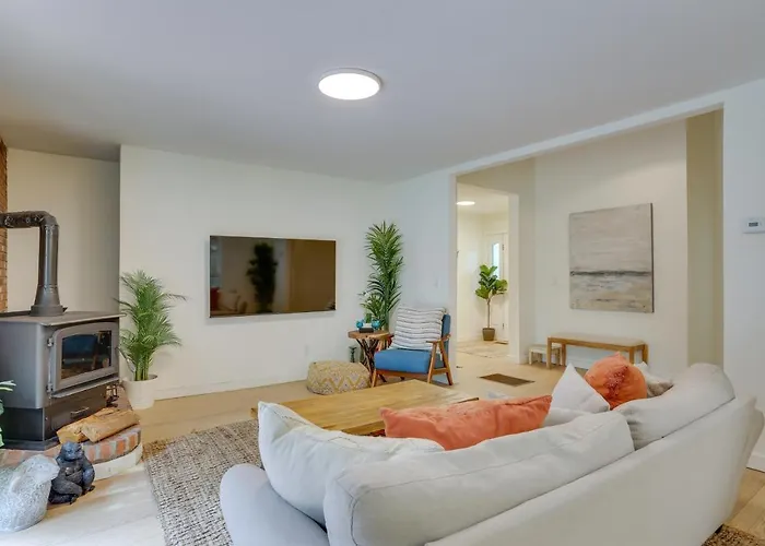 Charming Swan Lake Apartment With Deck!